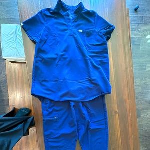 FIGS Maternity Jogger Scrub Set